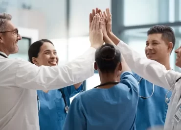 Estudiantes de medicina recibirán compensación económica durante su internado en Colombia