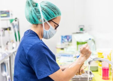 Ambientes de salud seguros: Assosalud ofrece las  claves para la limpieza y desinfección para profesionales de la salud