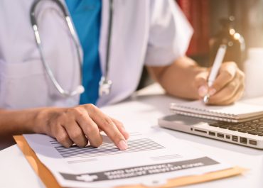 Contrato laboral vs. contrato por prestación de servicios: lo que todo profesional de la salud debe saber