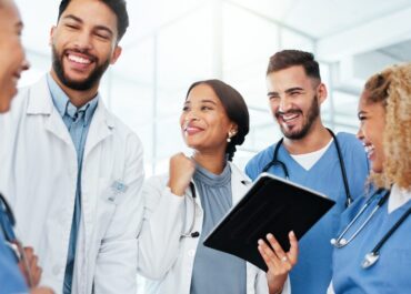 Avanza en segundo debate la Ley Doctora Catalina: protección integral para residentes